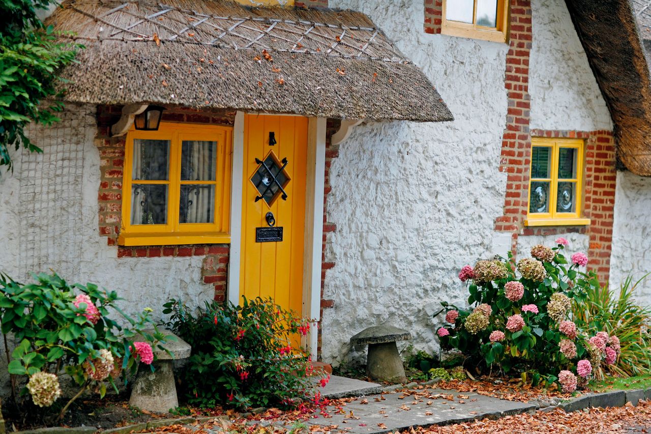 A typical Midhurst cottage with its distinctive yellow trim — as chosen by the Cowdray Estate.