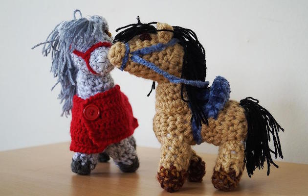 redwings knitted ponies b