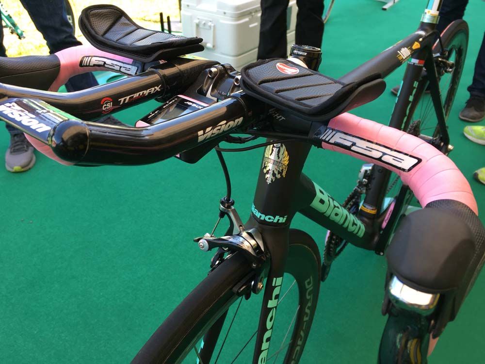 Minimal bar tape for Kruijswijk but it is pink to recognise his position as maglia rosa
