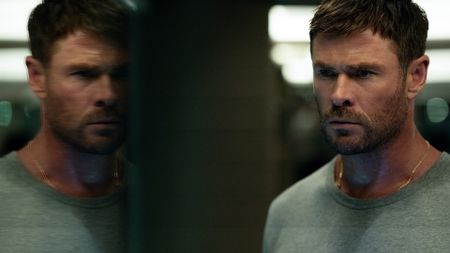 Chris Hemsworth as Mike in Crime 101
