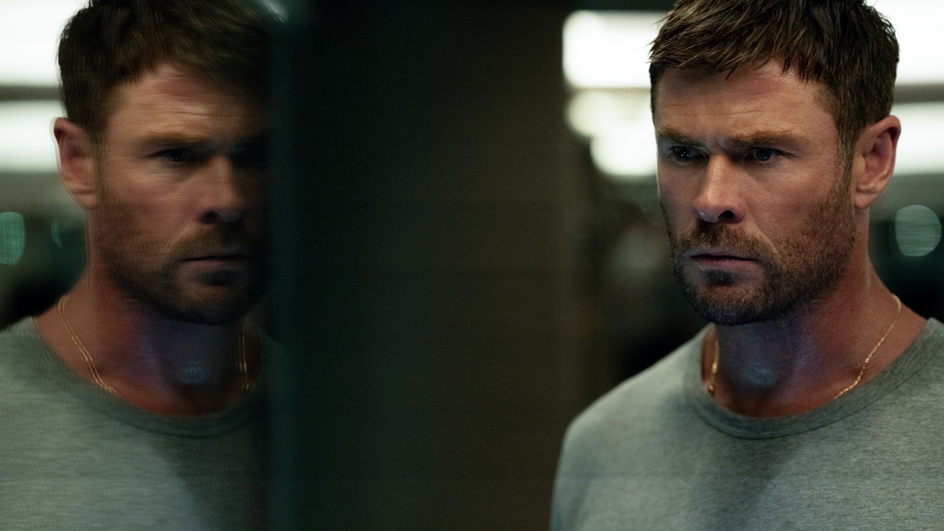 Chris Hemsworth as Mike in Crime 101
