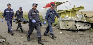 Men move bodies from MH17, forensic evidence