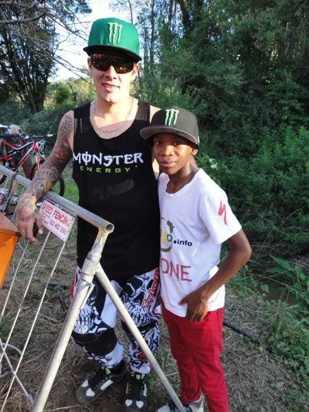 Bos Cyclists rush to the finish line.