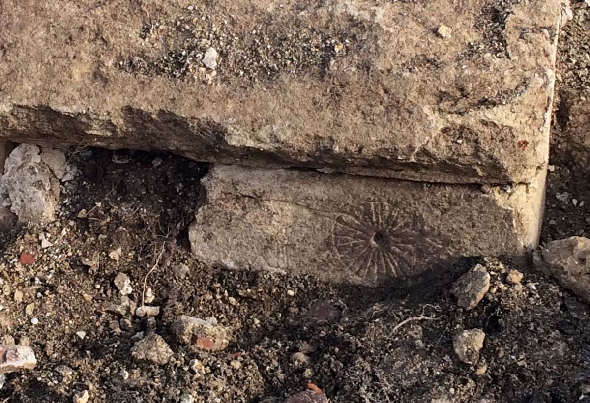 Witch-repellent graffiti discovered in ruins of medieval UK church - Live Science