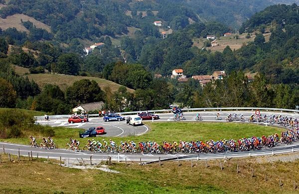 Caisse d'Epargne setting tempo on a climb