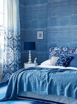 Blue bedroom - Monochromatic color scheme