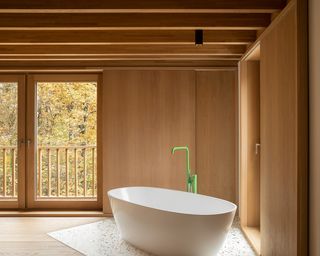 bathtub inside Berlin house by OSullivan Skoufoglou
