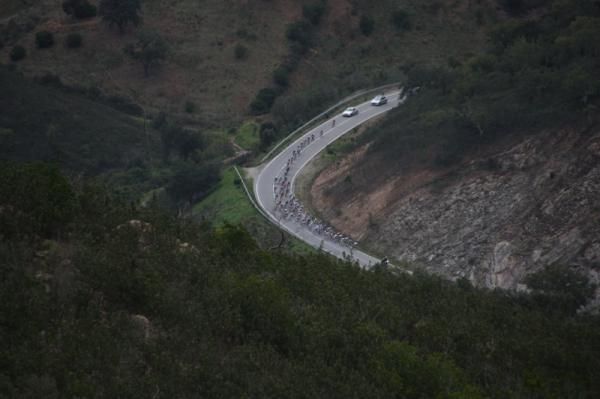 The peloton approaching Malhao.