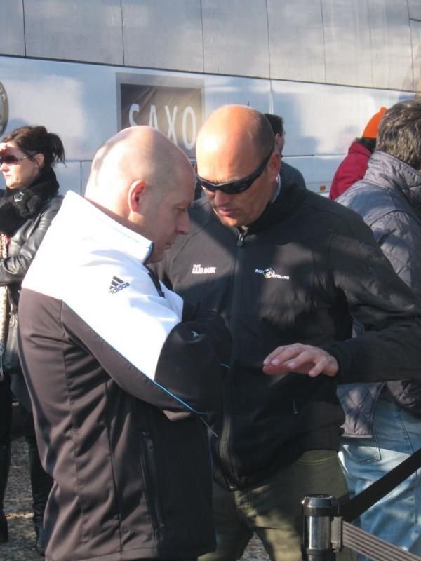 Team Sky principal Dave Brailsford and Saxo Bank manager Bjarne Riis in deep conversation