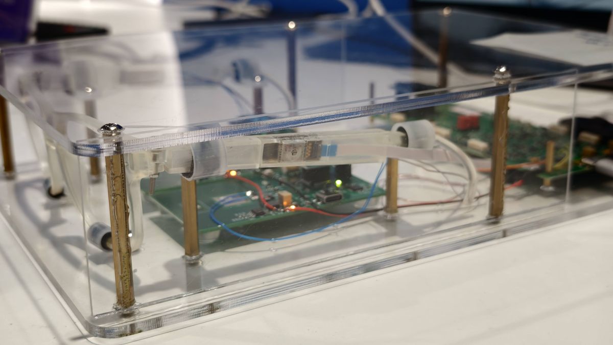 xMEMS XMC-2400 active cooling solution demo