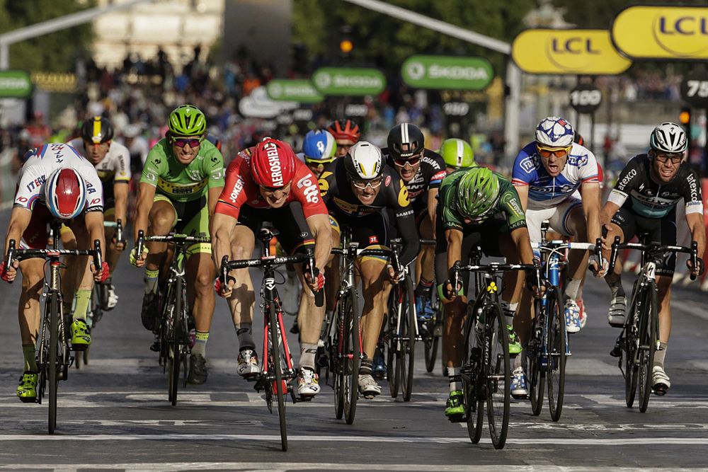 Andr&eacute; Greipel (Lotto Soudal) wins on the Champs-Elys&eacute;es