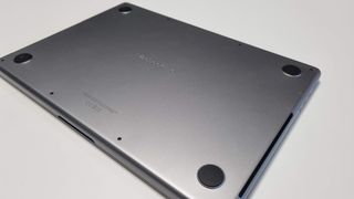 MacBook Pro 14" pöydällä