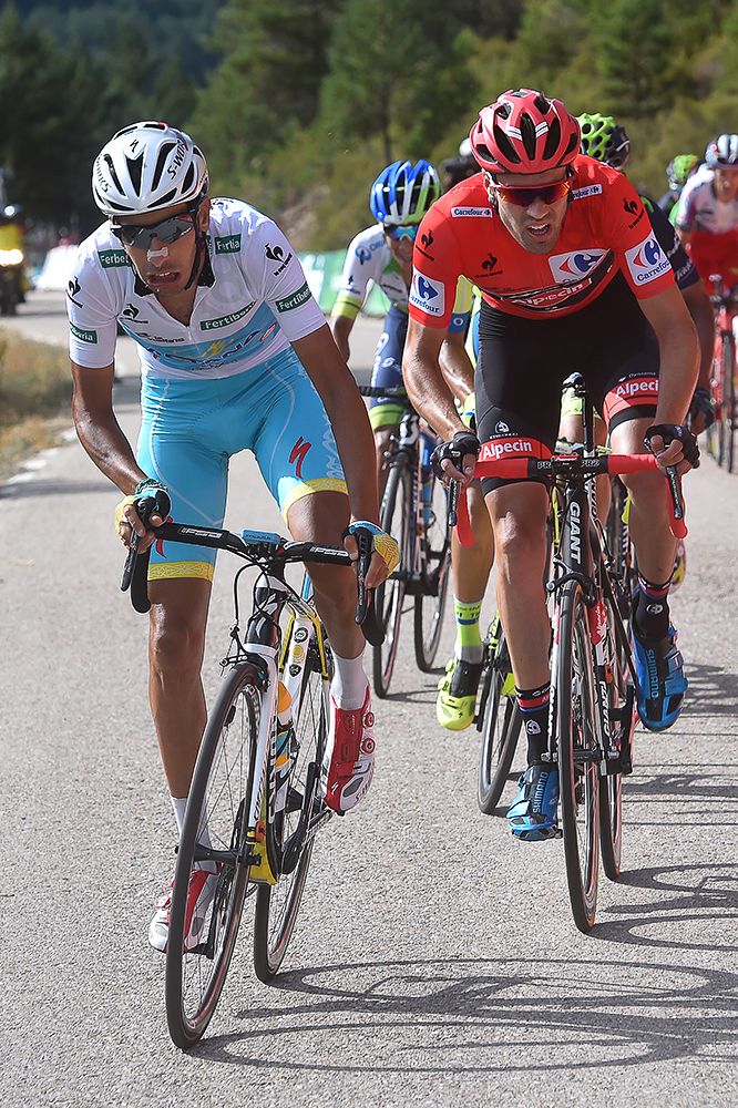 Fabio Aru (Astana) attacks race leader Tom Dumoulin (Giant-Alpecin)