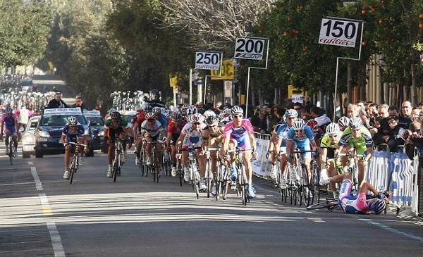 Alessandro Petacchi (Lampre) was the first to crash, brought down by a specator's arm out over the barriers.