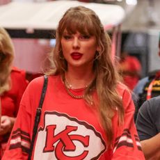 Taylor Swift arrives at the Chiefs game wearing an oversize t shirt and boots