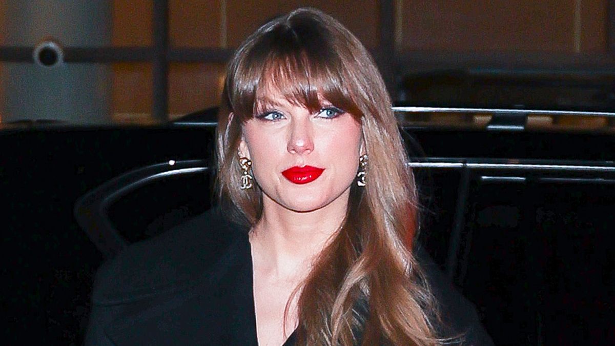 Taylor Swift associe des boucles d'oreilles Chanel vintage et un petit costume noir pour sa première soirée new-yorkaise en 2025