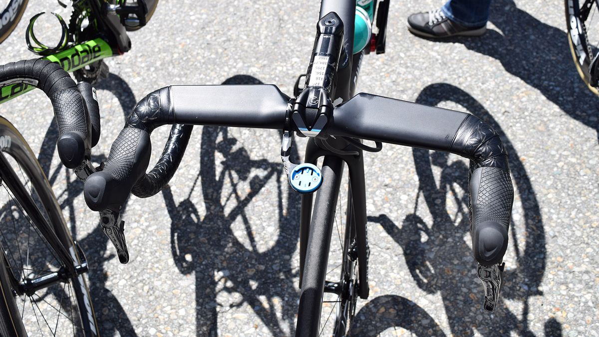 Several Bora-Hansgrohe and Quick-Step Floors riders appeared to be using new aero handlebars from Specialized. Some were branded up as S-Works Aerofly, others were unbranded