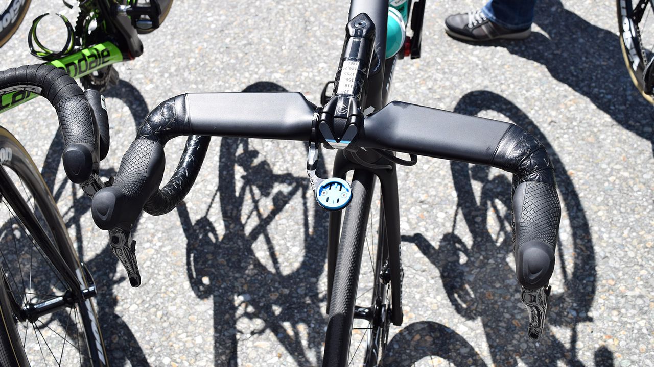 Several Bora-Hansgrohe and Quick-Step Floors riders appeared to be using new aero handlebars from Specialized. Some were branded up as S-Works Aerofly, others were unbranded