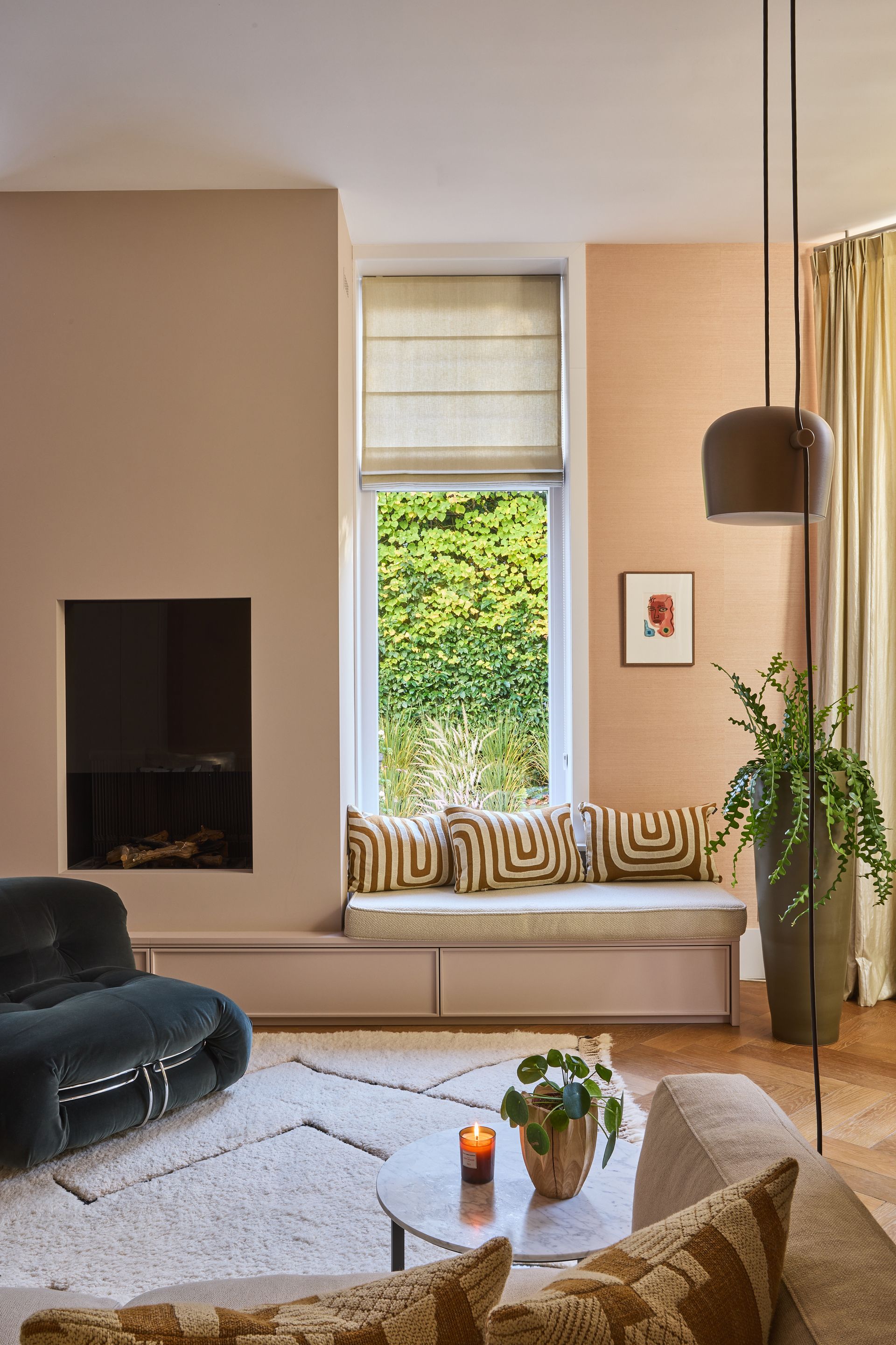 Ένα σαλόνι με μια γωνιά δίπλα στο παράθυρο