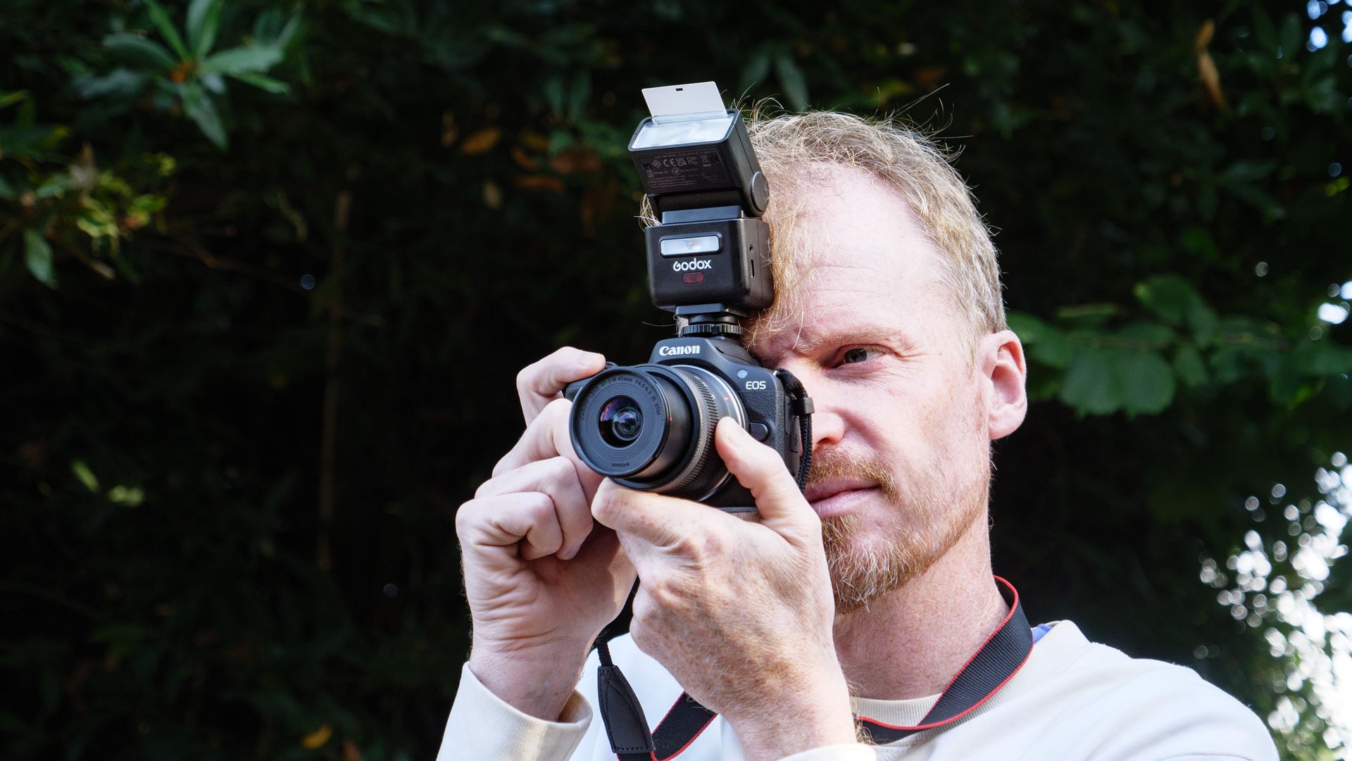 Fotógrafo sosteniendo una Canon con un iT32