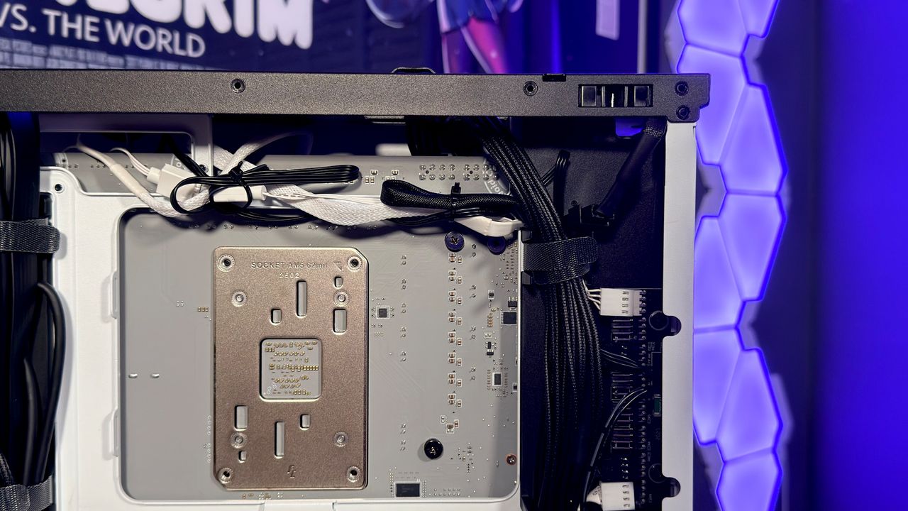 The Havn HS 360 PC case in black and white on a desk.