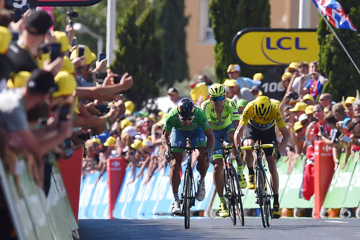 Chris Froome (Sky) tries to sprint against Peter Sagan