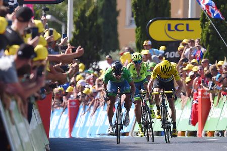 Chris Froome (Sky) tries to sprint against Peter Sagan