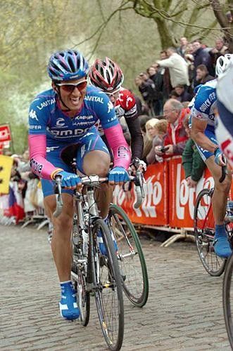 Daniele Bennati (Lampre) grinds up the Kemmelberg