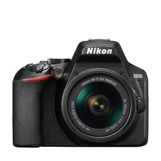 Nikon D3500 valkoisella taustalla