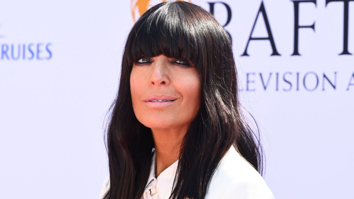 Claudia Winkleman était une vision enneigée en talons aiguilles blancs et mini-robe en satin dont nous sommes surpris qu'elle soit en vente