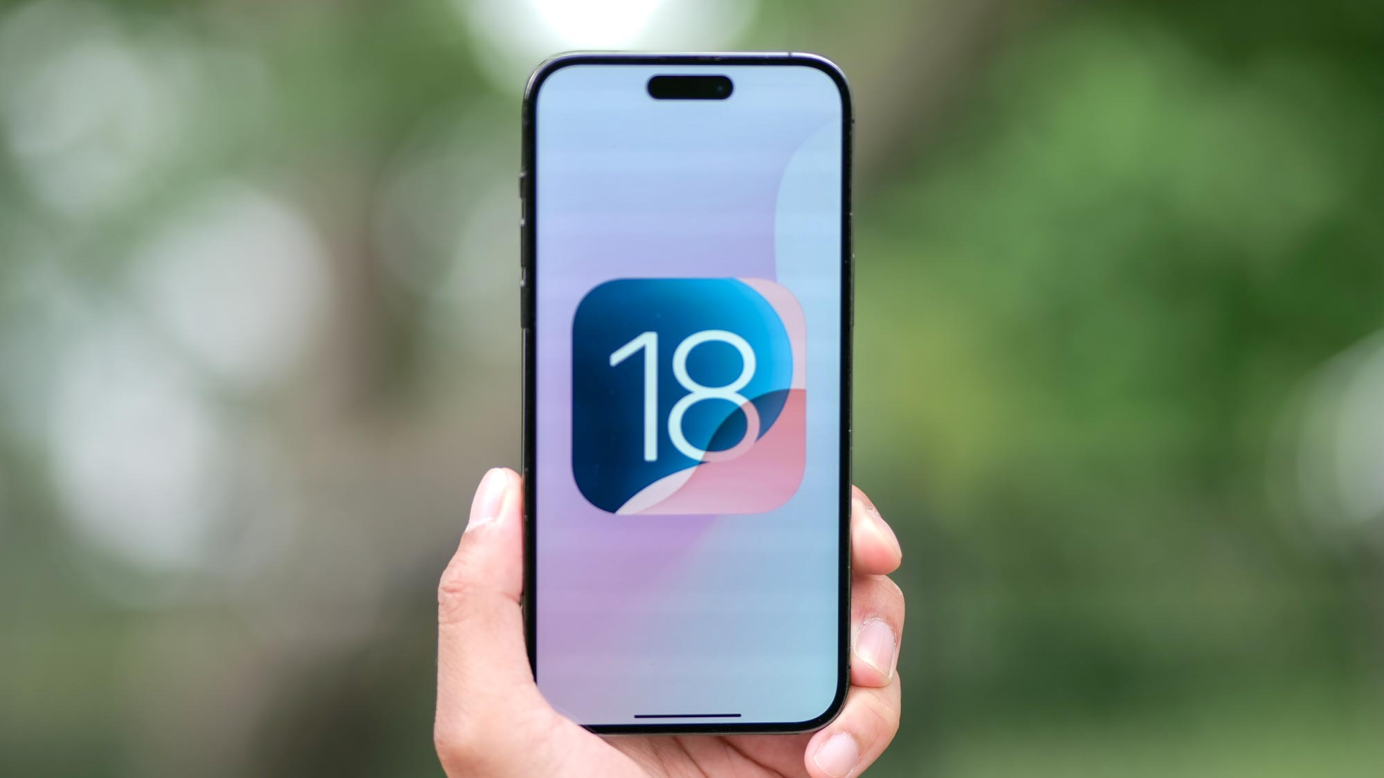 Logo iOS 18 na iPhonie 15 Pro