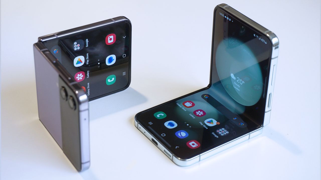 Samsung Galaxy Z Flip 4 vs Samsung Galaxy Z Flip 5 half open