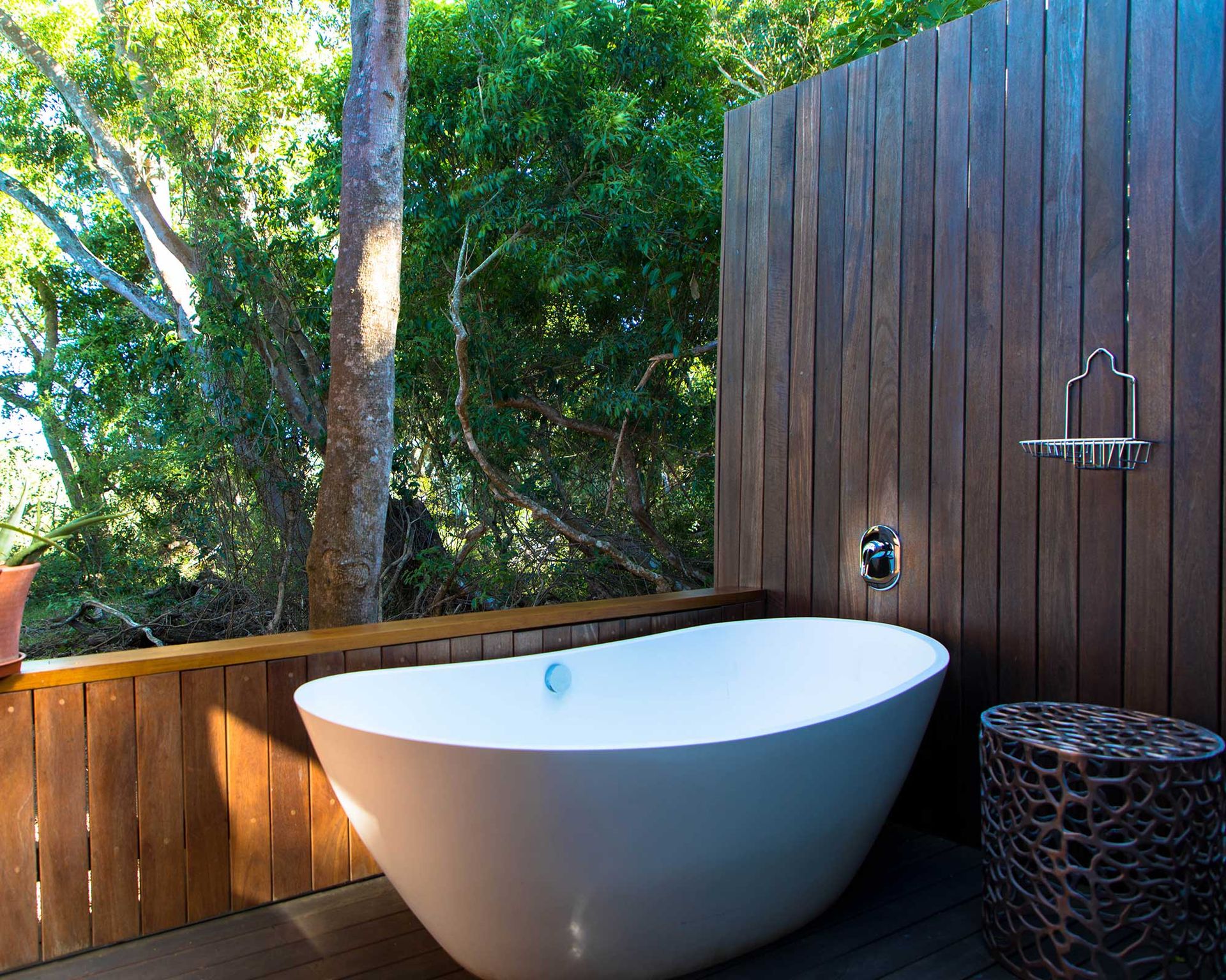 Discover the Ultimate Outdoor Bathtub for Luxurious Relaxation