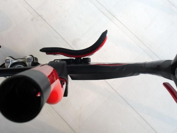 Oval Concepts and clothing company Pearl Izumi developed an add-on fix for the Laminar-series aero bars to at least bring team bikes into compliance.
