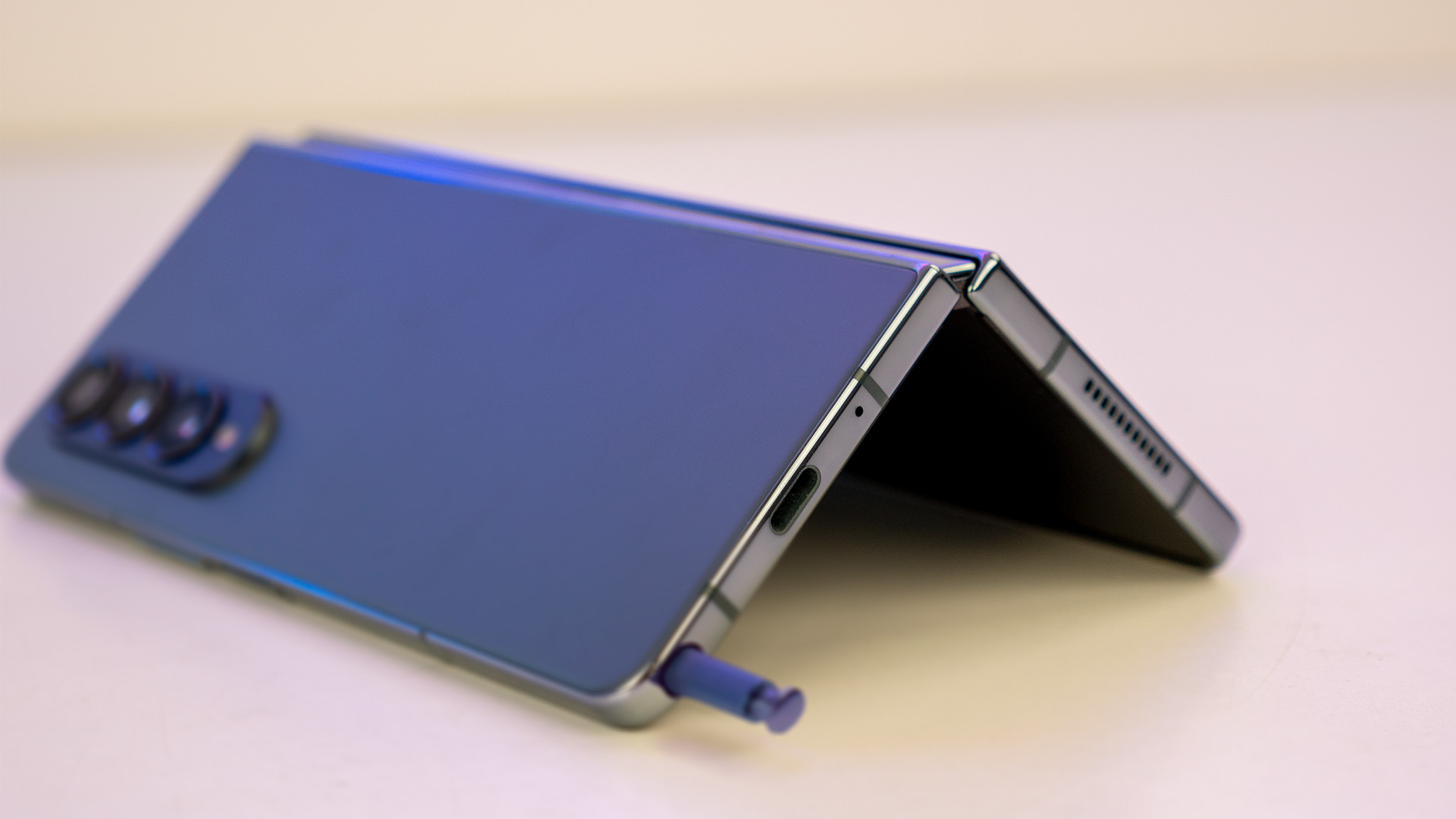 Uma maquete de como seria o Samsung Galaxy Z Fold 5 se tivesse uma S Pen embutida