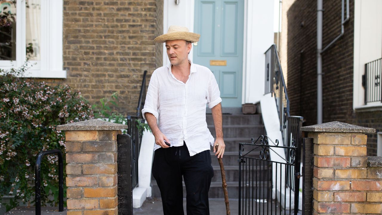 Dominic Cummings leaves his London home