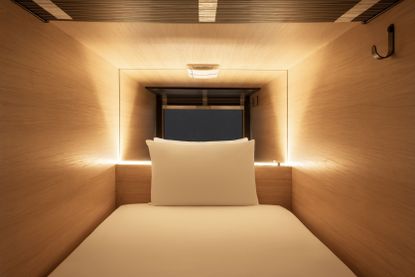 zedwell capsule hotel piccadilly circus opening