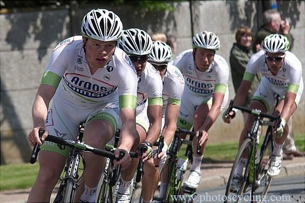Argos-Shimano riders leading the peloton.