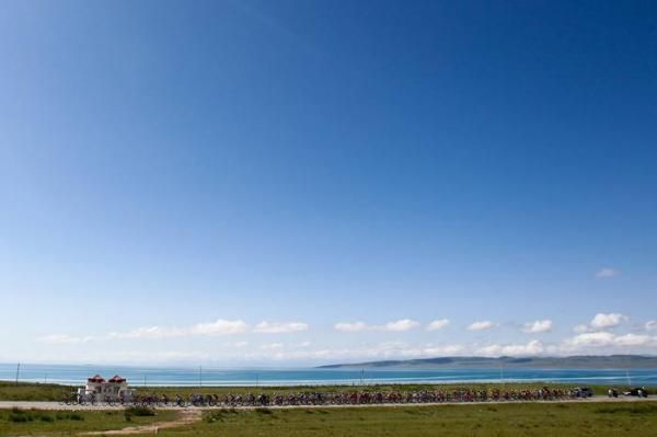 The race cruised along Qinghai lake during the early part.