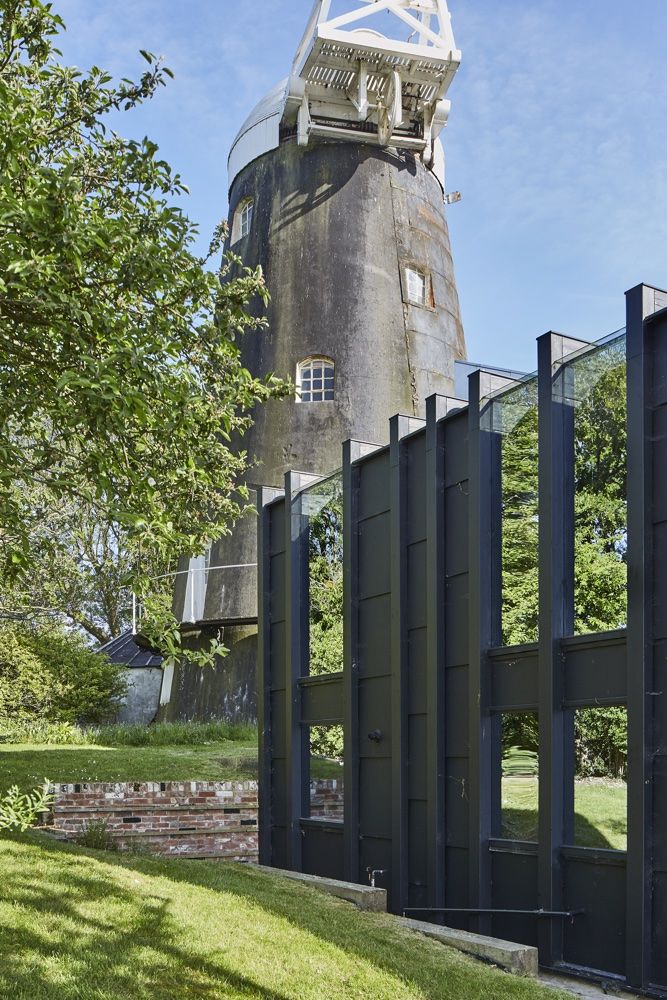 Découvrez l'intérieur de ce moulin moderniste primé, classé Grade II, doté de son propre moulin à vent du XIXe siècle.