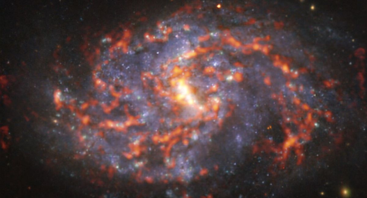 Staňte se svědky vířící krásy této hadí galaxie, která je od Země vzdálena 80 milionů světelných let