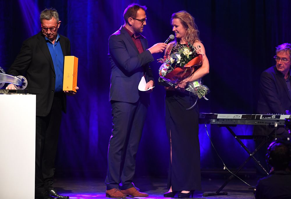 Jolien D'hoore collects her prize at the Kristallen Fiets 2016