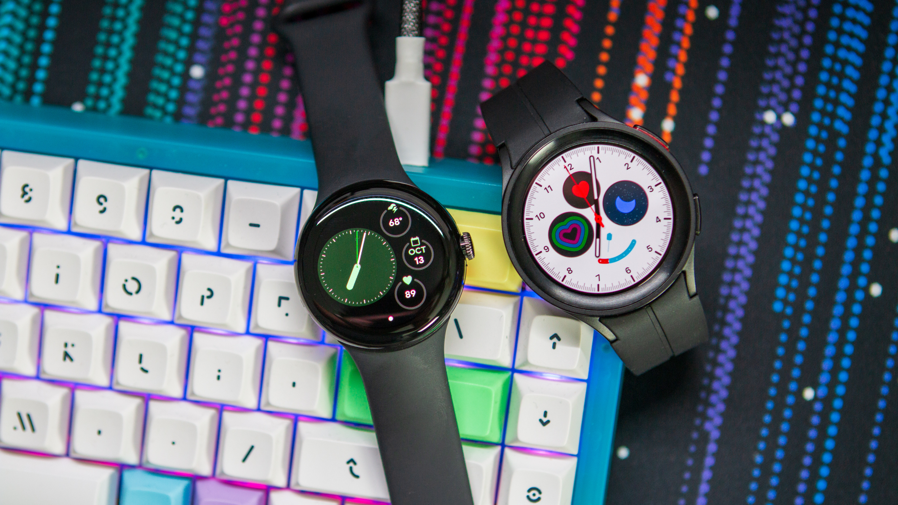 Google Pixel Watch と Samsung Galaxy Watch 5 Pro を並べて表示