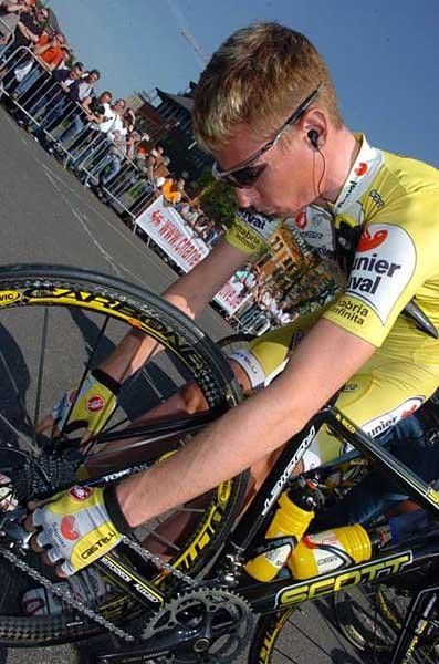 Ricardo Ricc&ograve; does a last minute bike check.
