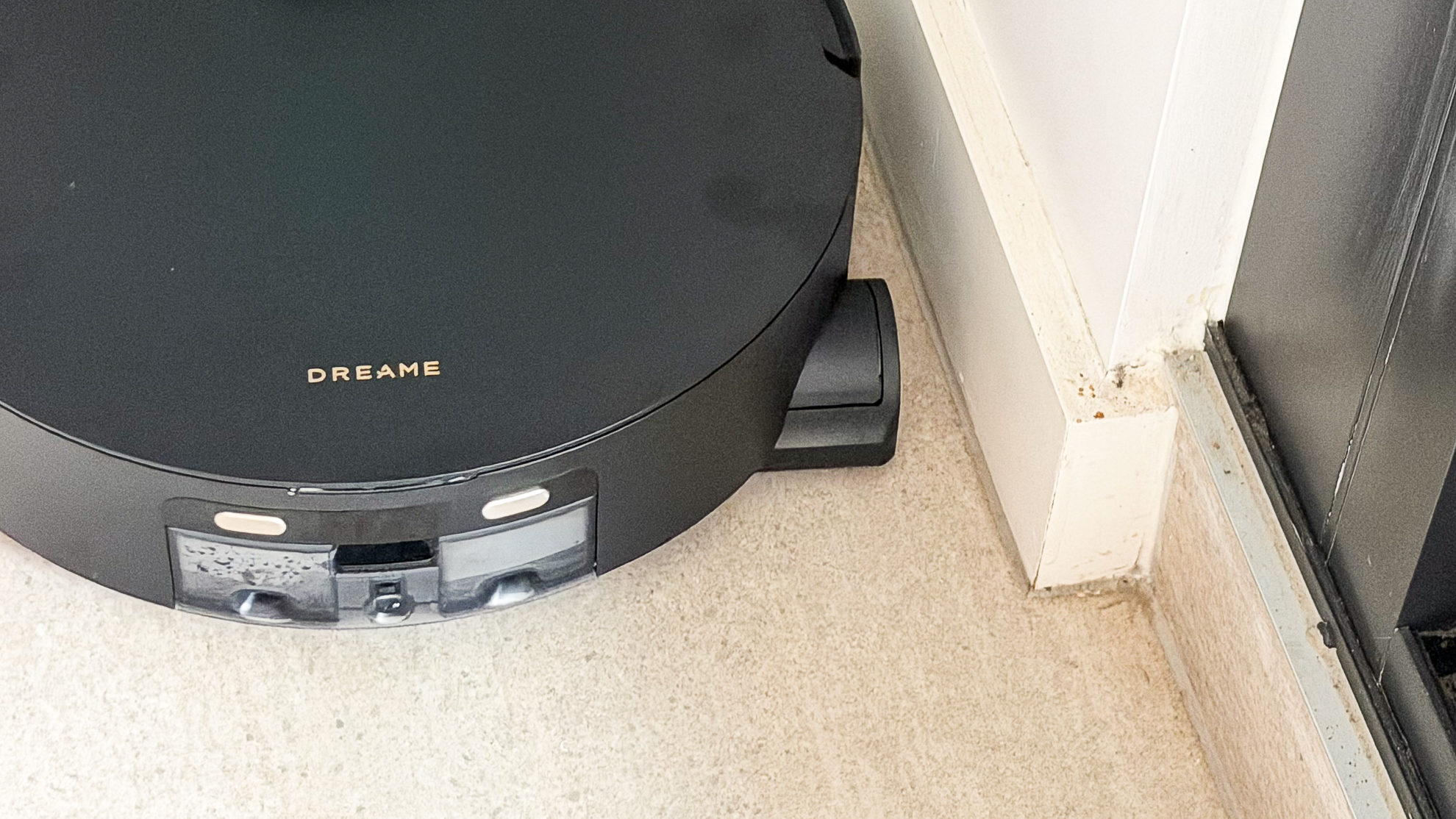 Extended roller mop under the Dreame Aqua10 Ultra robot