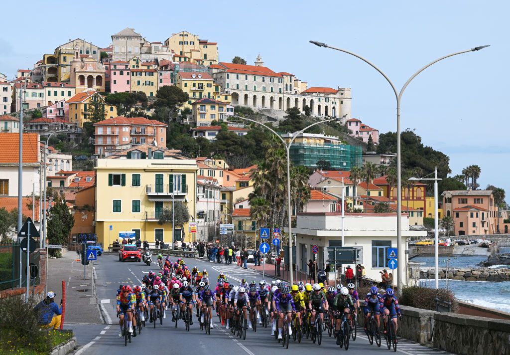 The peloton approaches the Cipressa in Milan-San Remo Women 2025