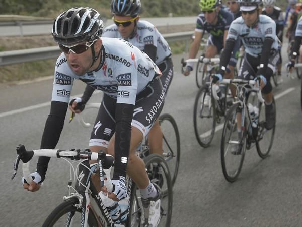 Saxo Bank do their best at keeping Contador out of trouble