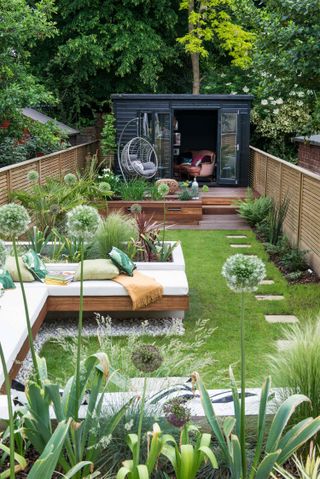 long garden ideas: modern plot with seating