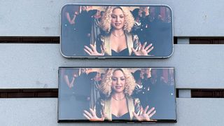 iPhone 14 Pro Max vs Galaxy S22 Ultra displays