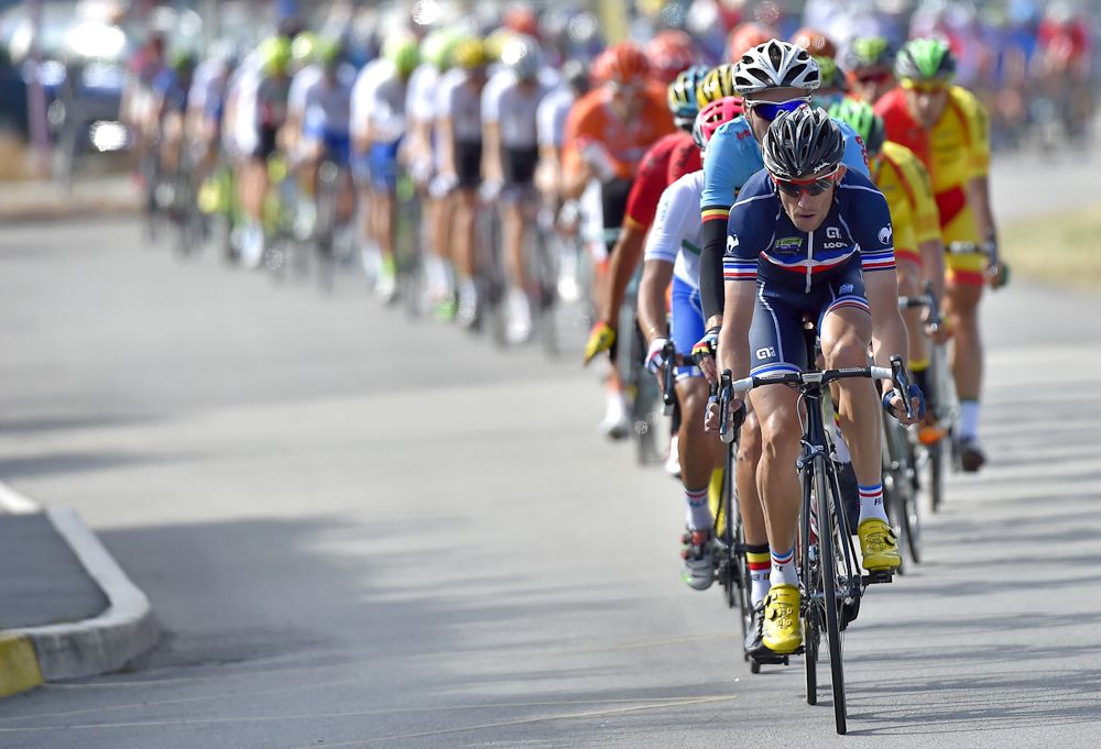 The peloton lines out near the end of the race